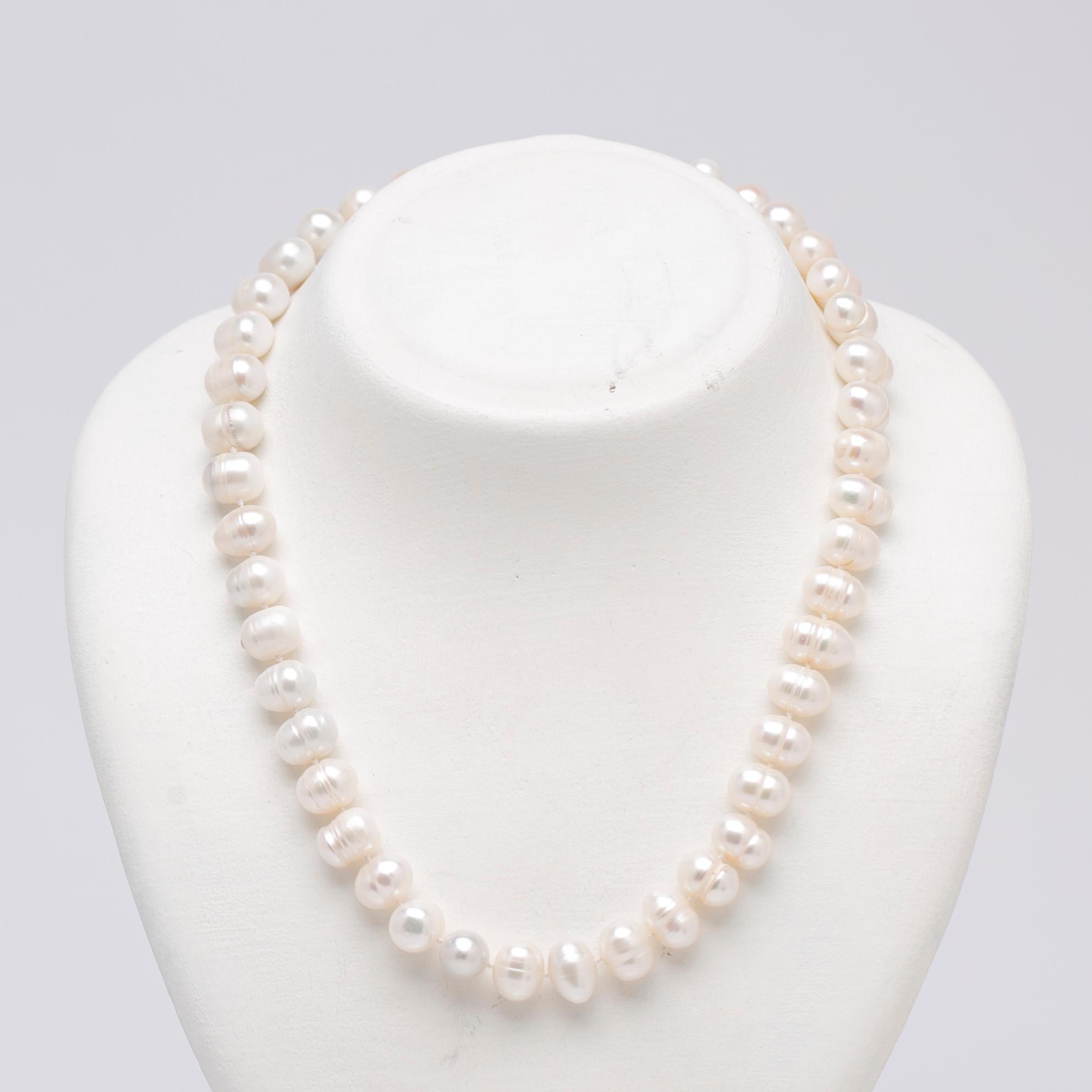 Necklace, cultured freshwater pearls and clasp 14K gold.