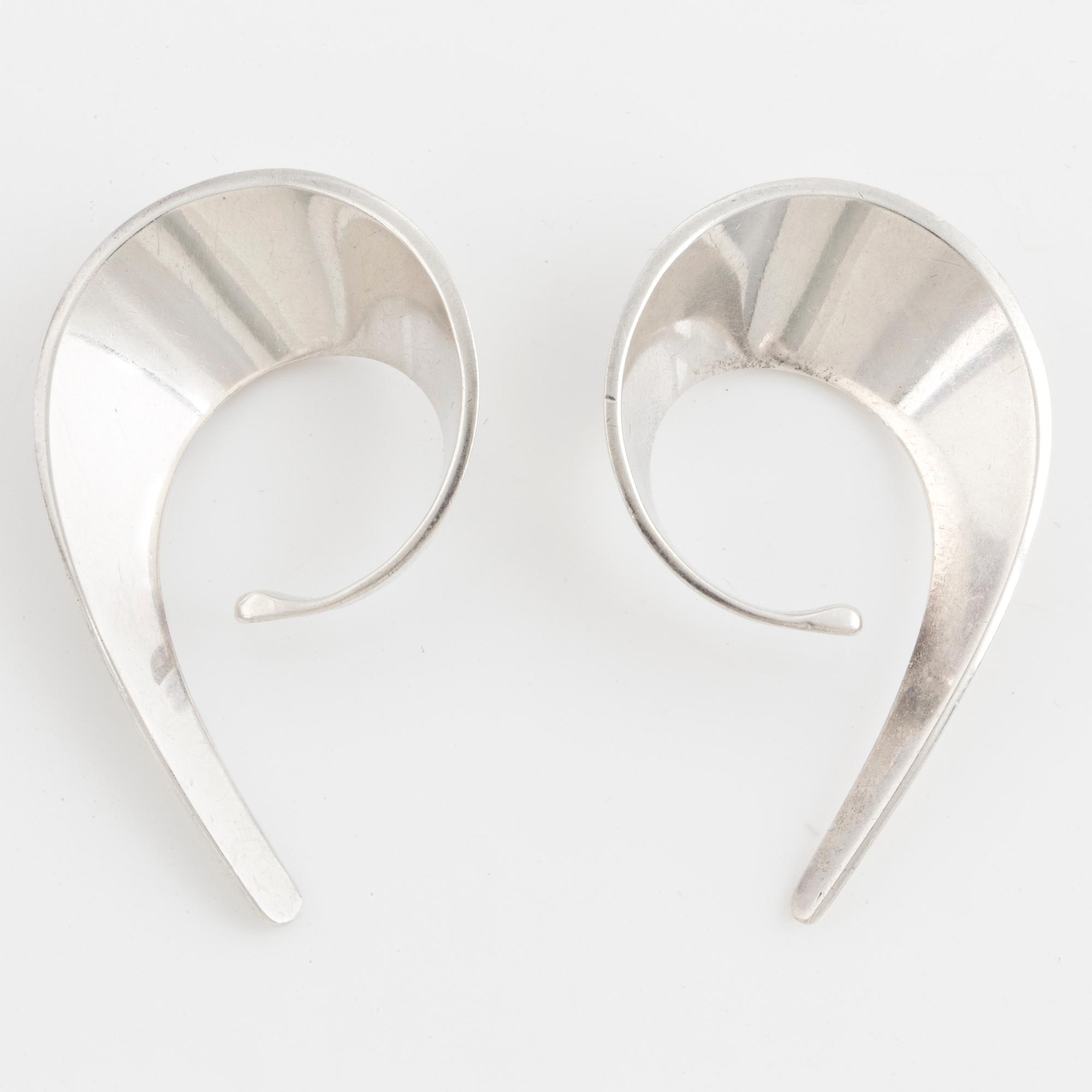 TONE VIGELAND, ett par 'Slynge – Sling' örhängen, sterlingsilver.