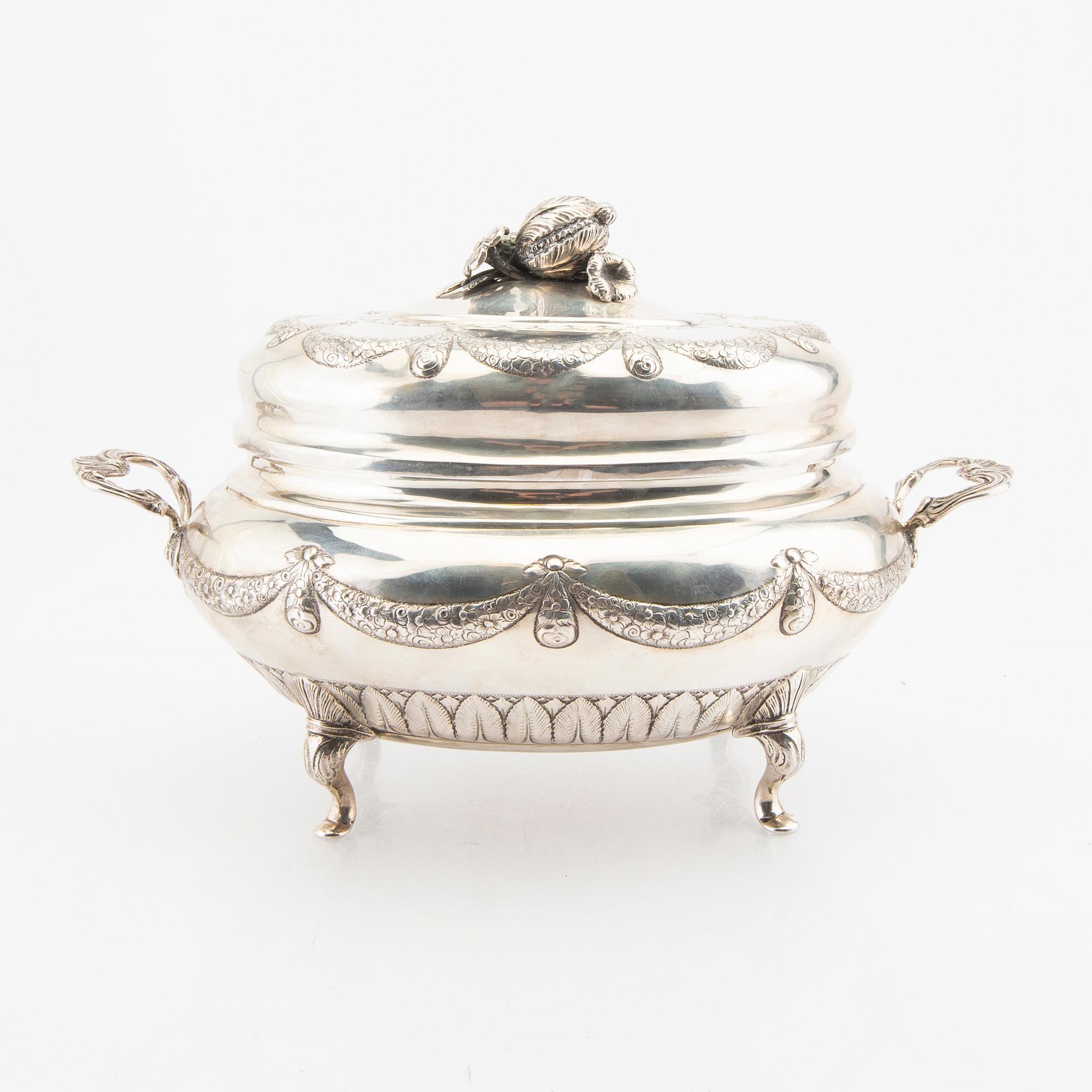 A Swedish 20th century silver tureen Swedish import impress, weight 2460 grams.
