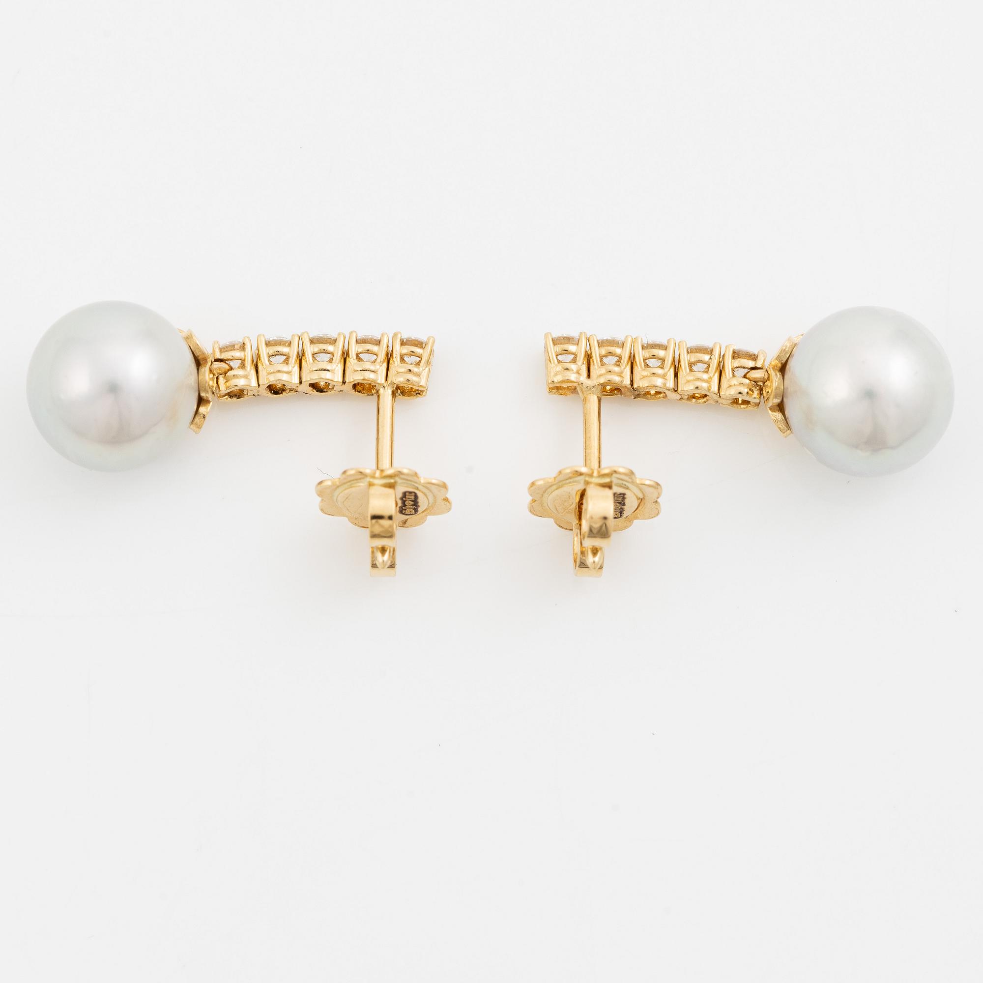 Earrings in 18K gold with cultured Akoya pearls and round brilliant-cut diamonds.