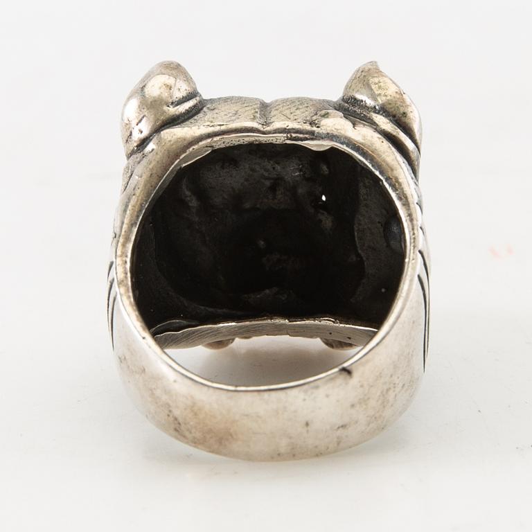 Ring, silver, in the form of a mastiff.