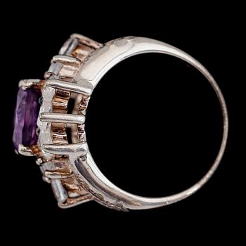 RING, sterlingsilver, ametist ca 3.50 ct, vita topaser tot ca 2.00 ct.