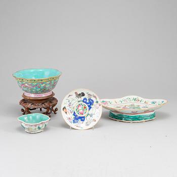 A group of three famille rose bowls and a dish, late Qing dynasty, circa 1900.