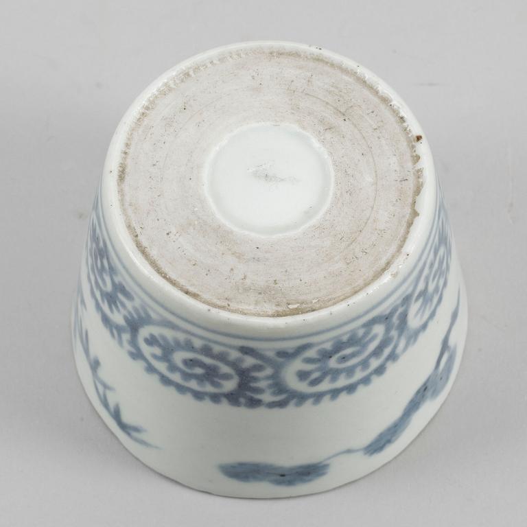 YTTERFODER, 2+1 samt SALTKAR, porslin, Kina, Qing dynastin, bland annat Qianlong (1735-96).