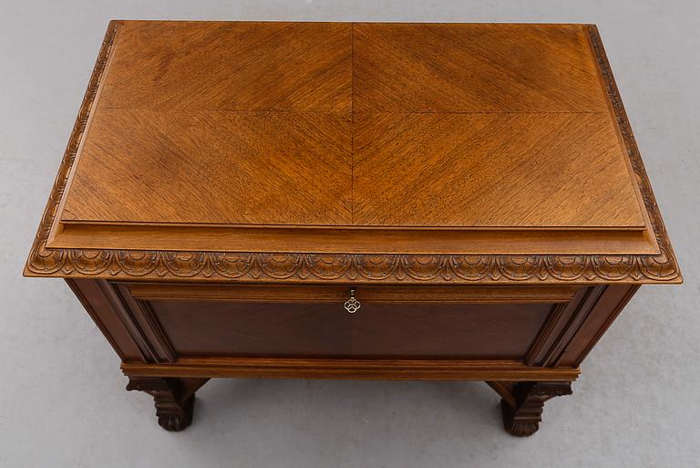 SERVERINGSSKÅP, Carl Johanssons Möbleringsaffär, Stockholm, 1900-talets första hälft.