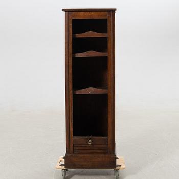 Jalusiskåp, 1900-talets första hälft.