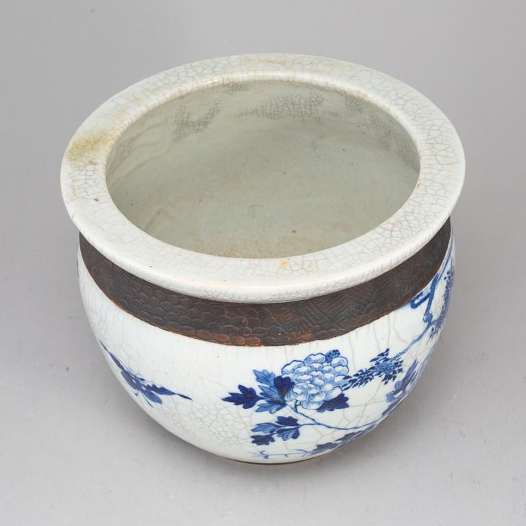 A blue and white pot, Qing dynasty, early 20th century.