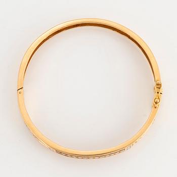 Armring 18K guld med runda briljantslipade diamanter, safirer, smaragder och rubiner.