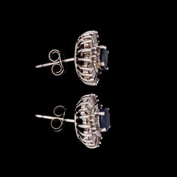 ÖRHÄNGEN, 14k vitguld blå safir samt baguette- och briljantslipade diamanter. Tot vikt ca 3,6g.
