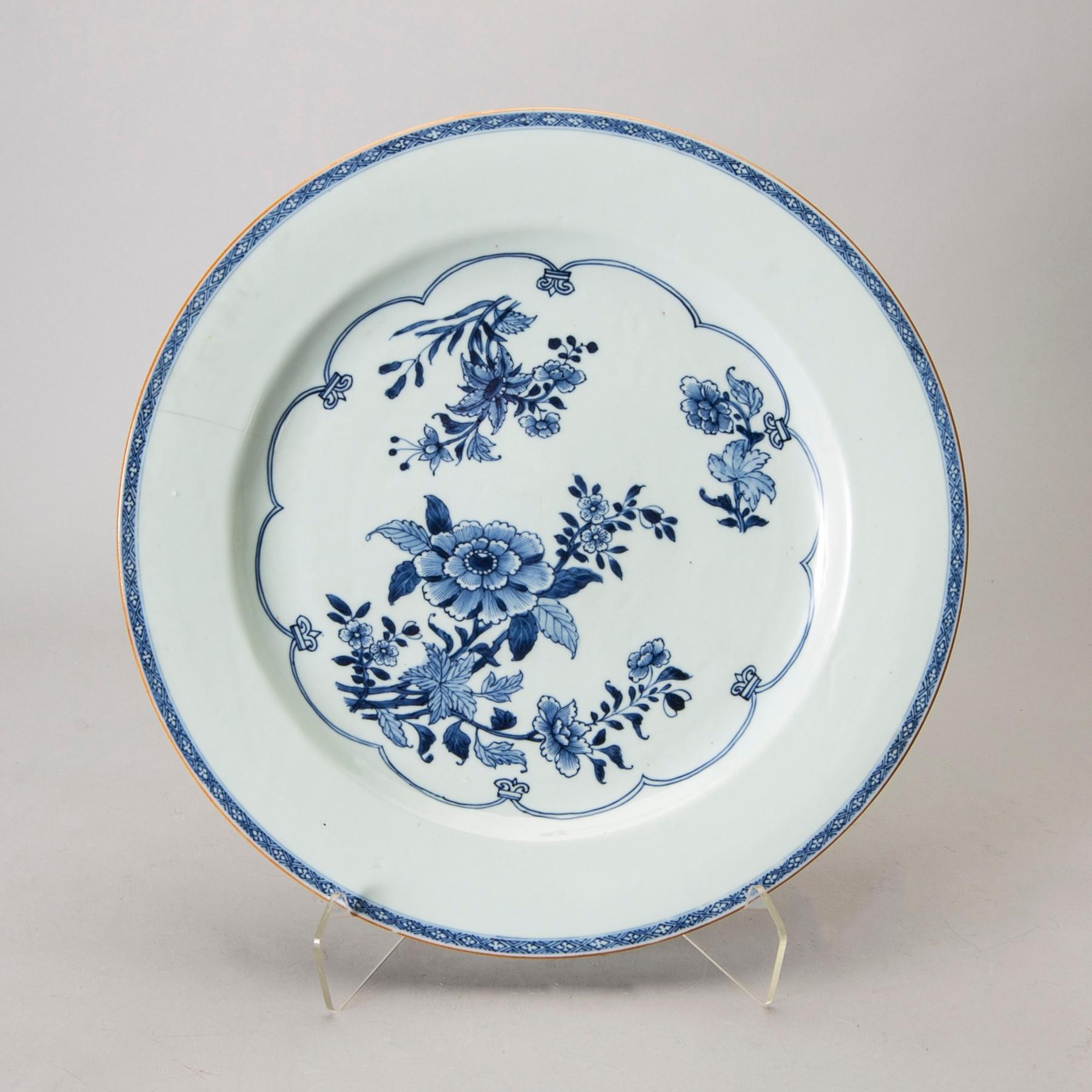 A Chinese Qianlong blue and white porcelain plate.