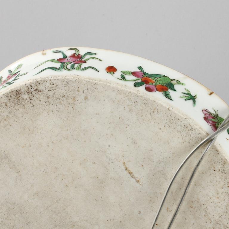 FAT, 2 st snarlika, porslin, Kanton, Kina, omkring sekelskiftet 1800/1900.