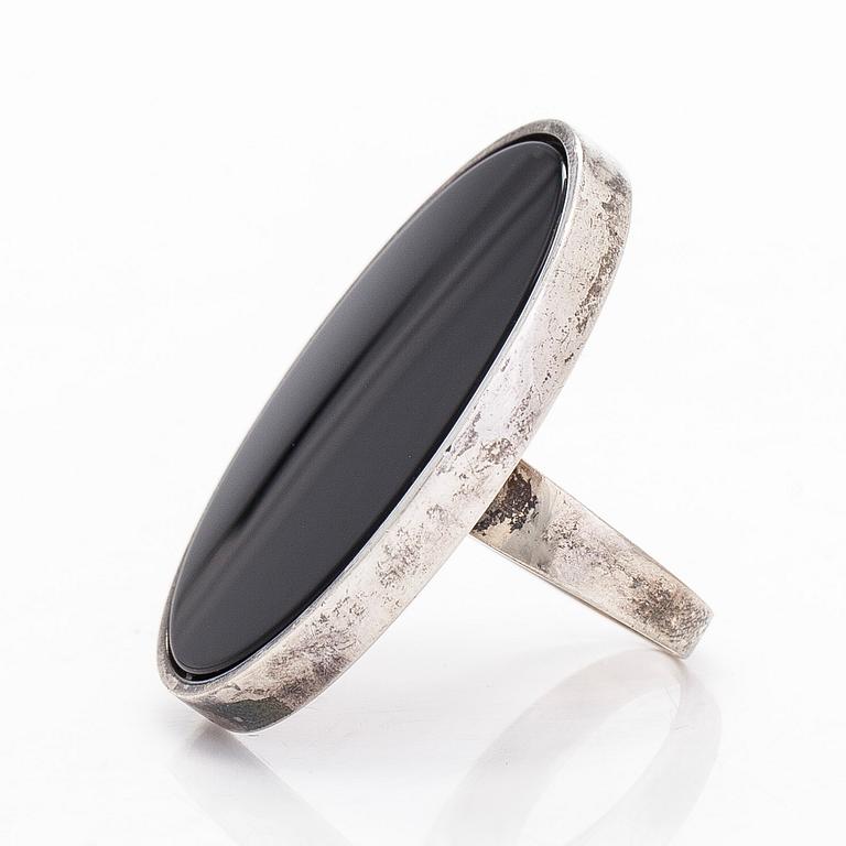 Ring, sterlingsilver och onyx, Urpo Kajander, Kaunis Koru.