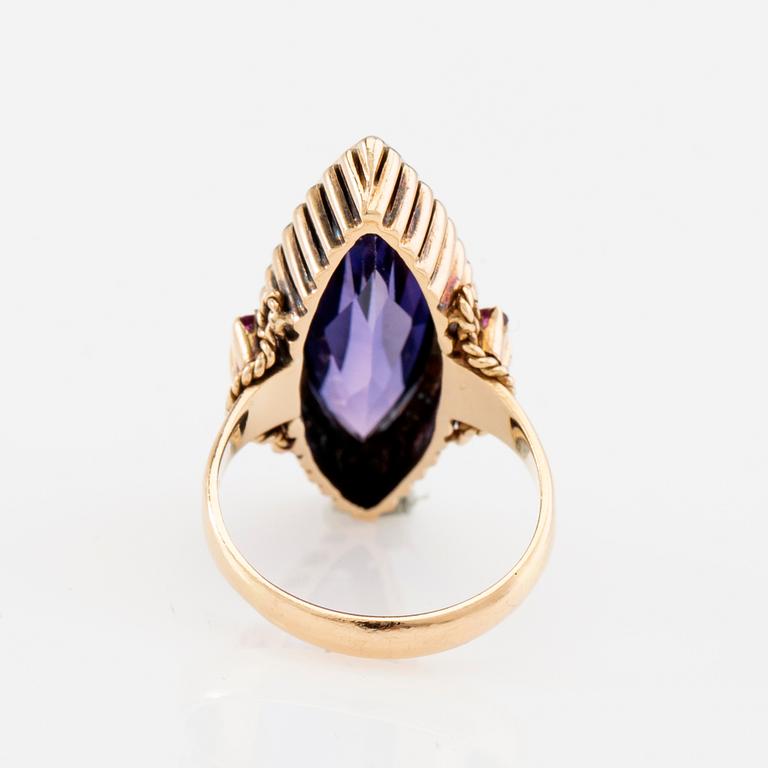 Ring in 18K rose gold with purple and pink synthetic sapphires.