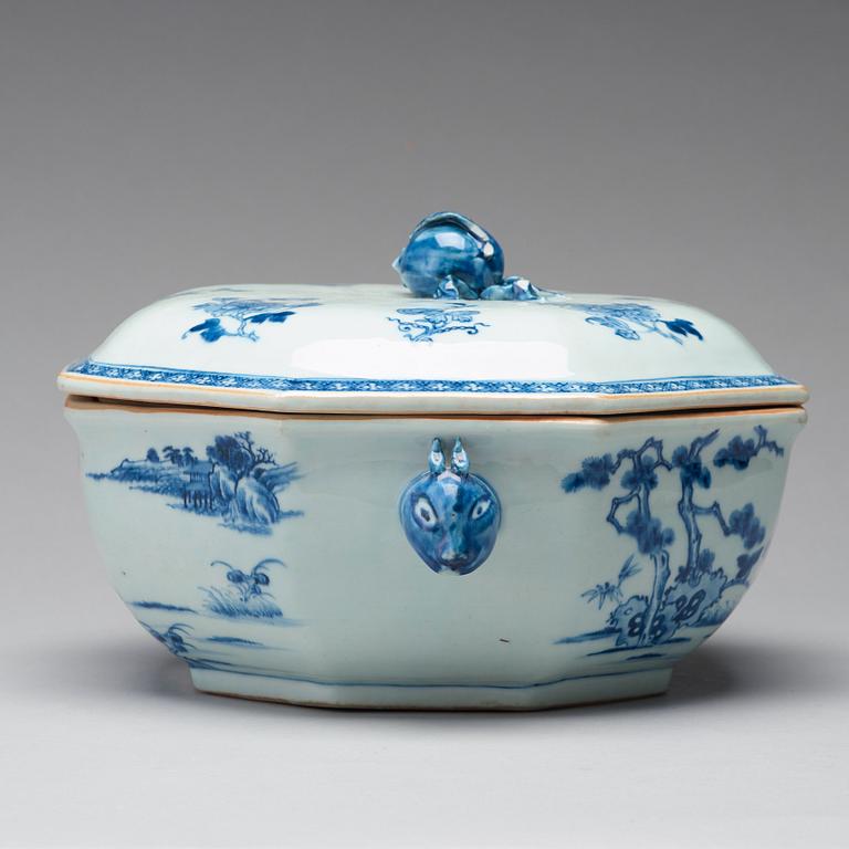 A blue and white tureen with cover and stand, Qing dynasty, Qianlong (1736-95).