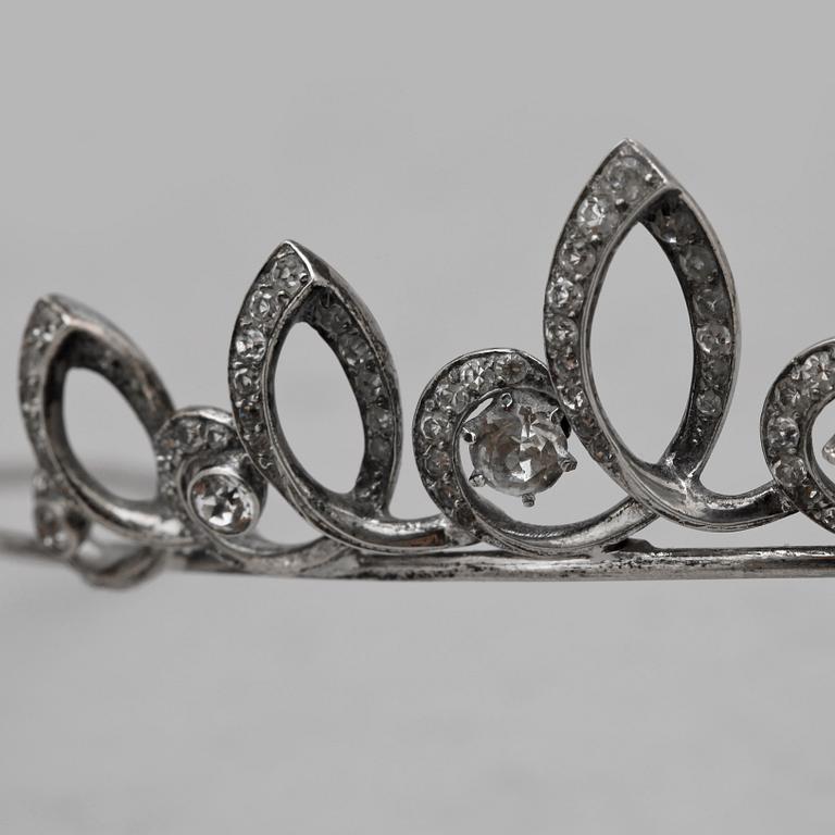 DIADEM, vitmetall med dekorativa stenar, 1900-tal.