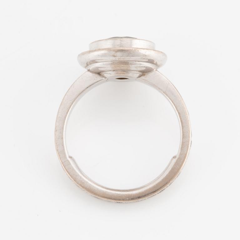 Ring, 18K white gold set with a round faceted green beryl and brilliant-cut diamonds.