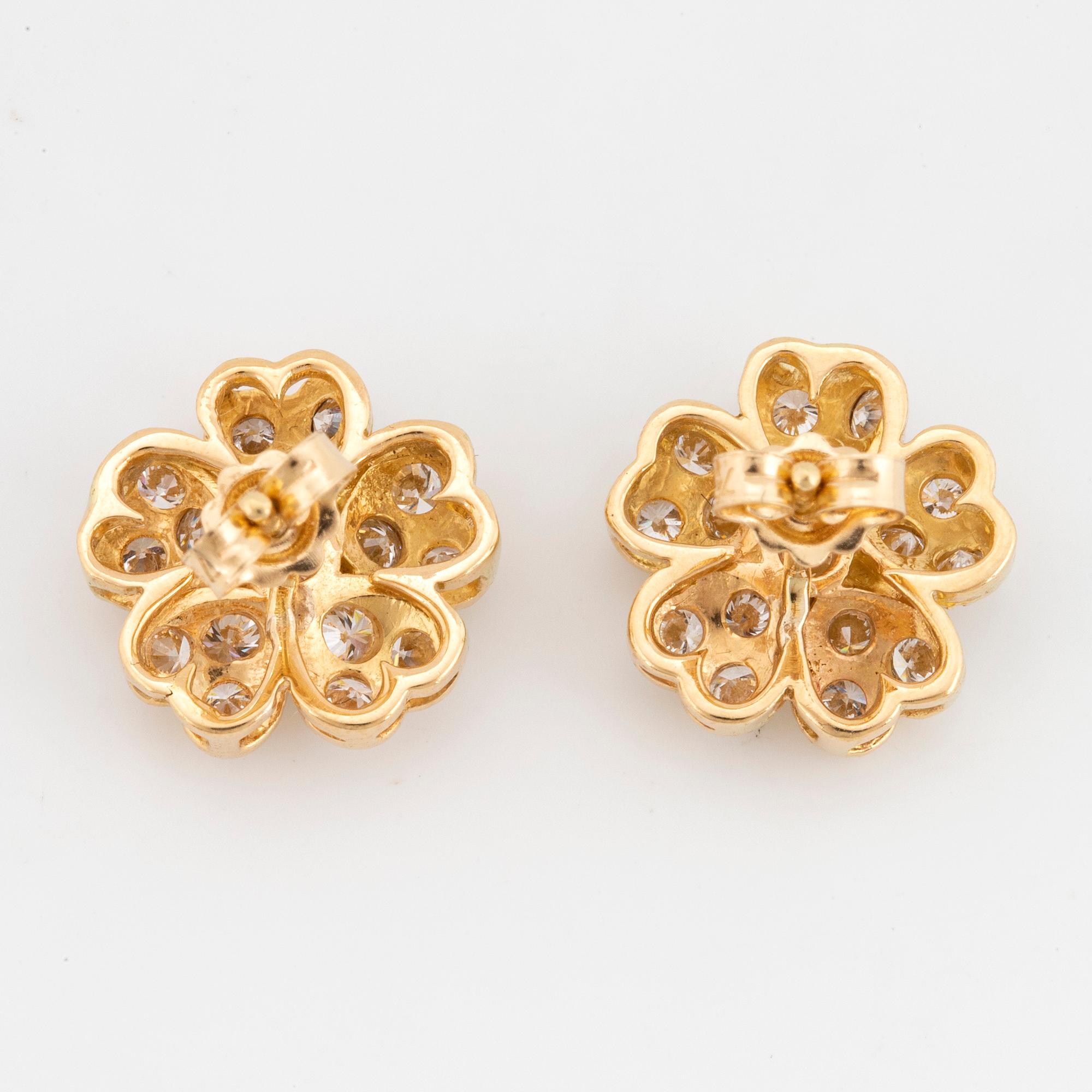 ÖRHÄNGEN, med briljantslipade diamanter, blomformade.