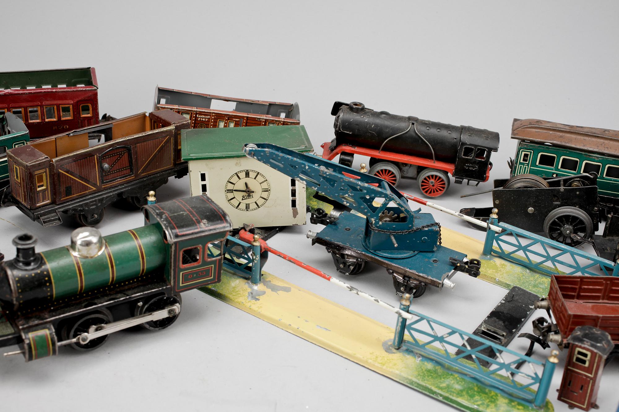 PARTI LEKSAKER, ca 30 delar, metall, bland annat personvagn 17310 Raucher, Märklin i skala 0. Omkring 1900-talets mitt.