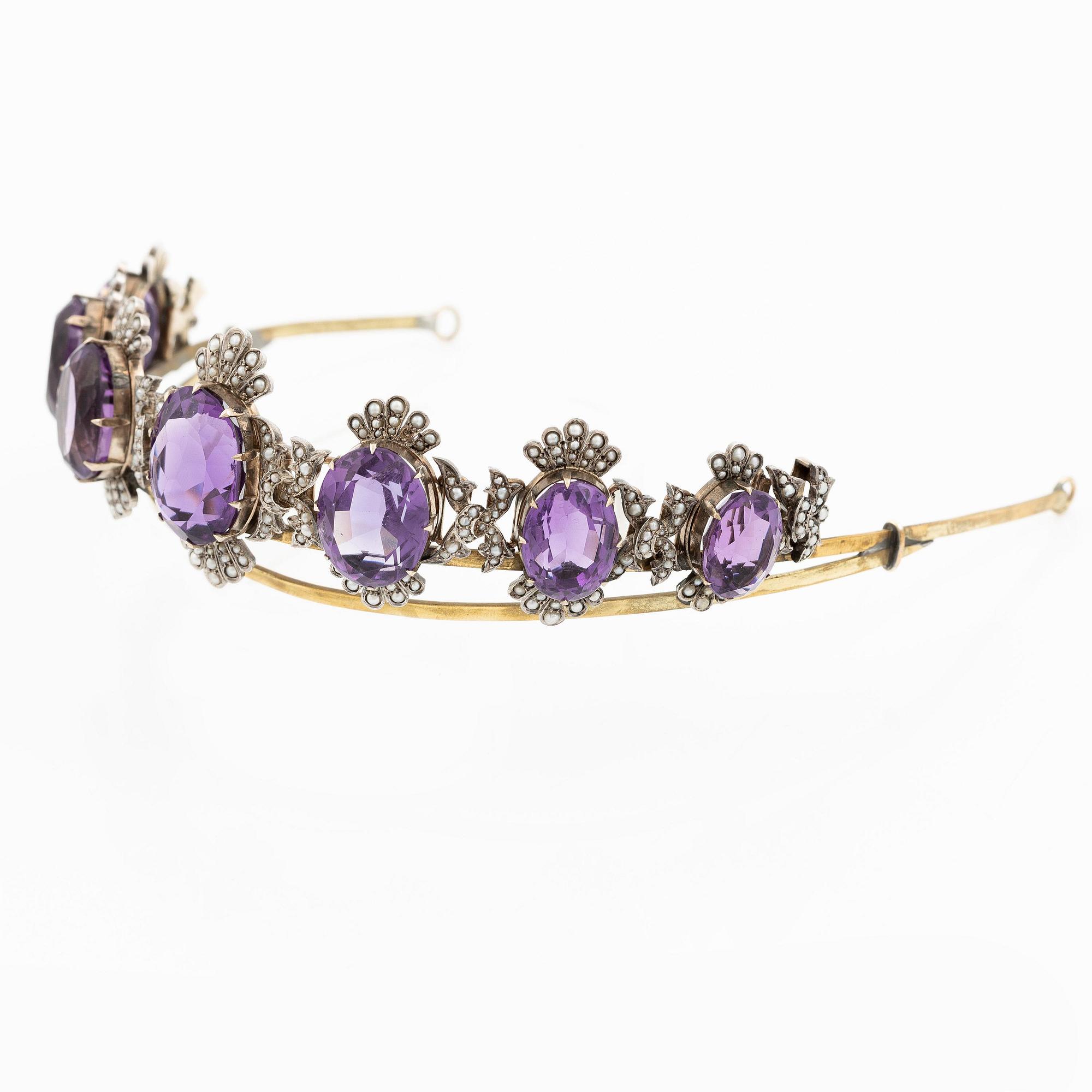 Diadem silver med ovala fasettslipade ametister och seedpärlor.