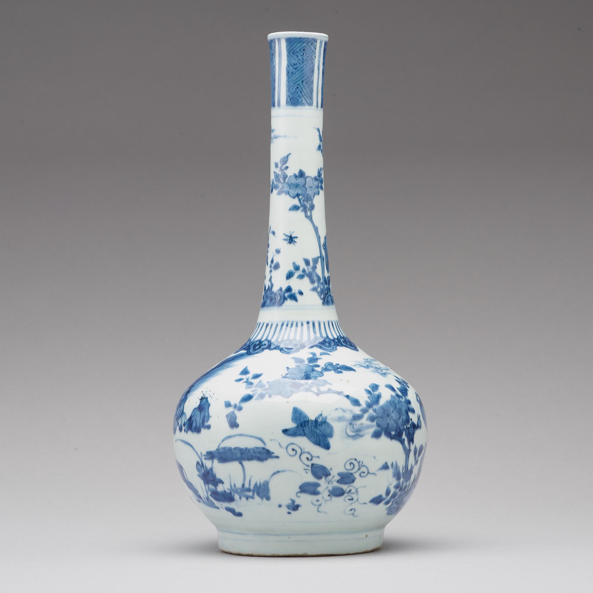 A blue and white figural vase, Qing dynasty, Transition, 17th century.