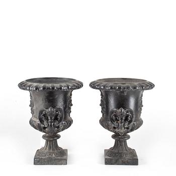 TRÄDGÅRDSURNOR, ett par, gjutjärn, Skoglund & Olsson Gefle. 1900-talets början.