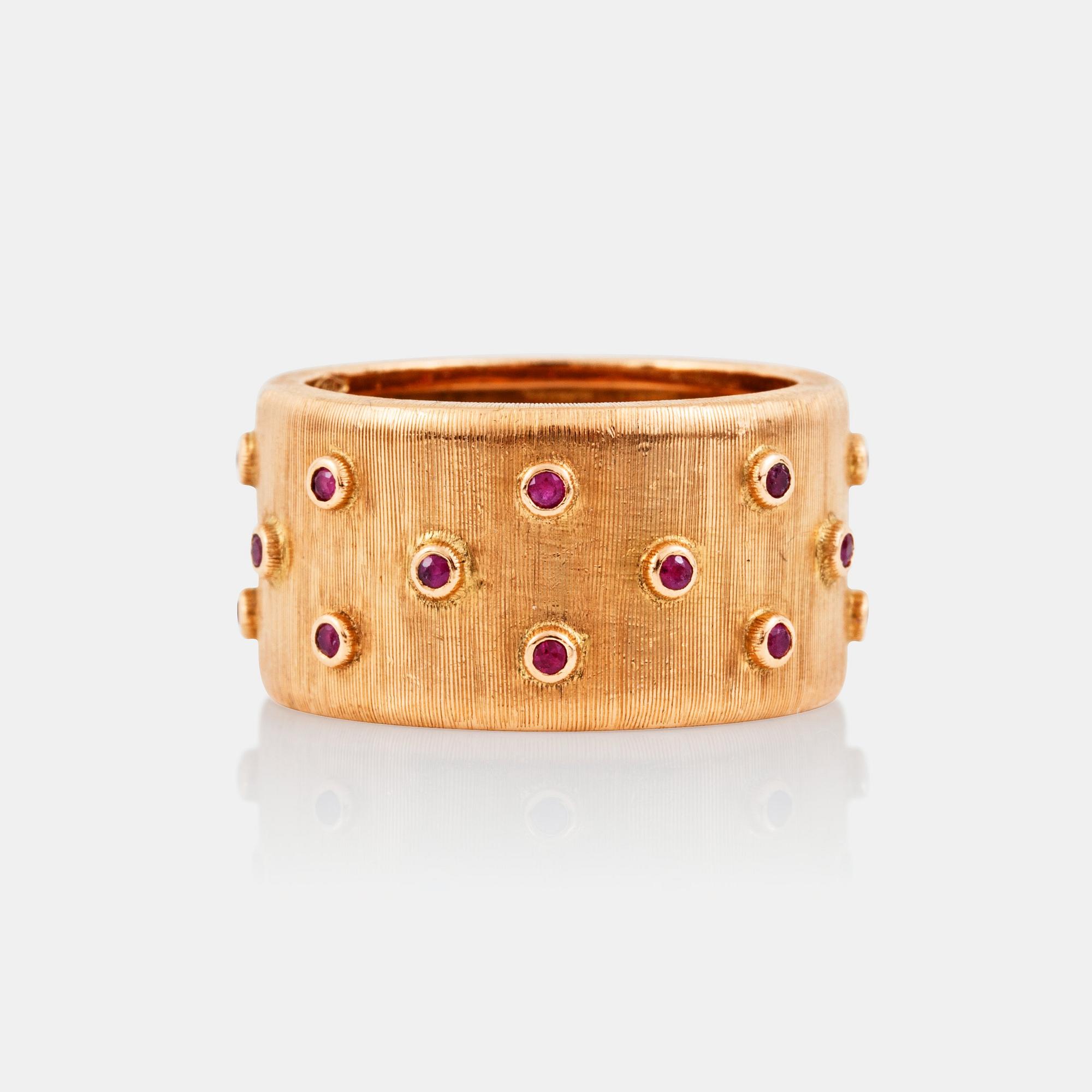 RING med 24 st rubiner signerad M. Buccellati Italy.