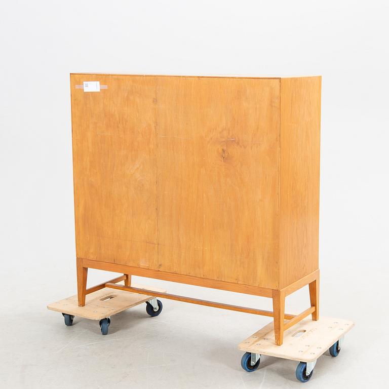 A 1940/50s oak cabinet.