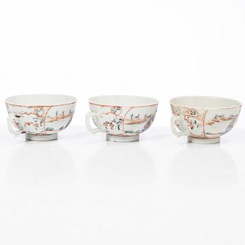 Parti, porslin samt fat i emalj på koppar, nio delar. Qingdynastin, 1700-tal.