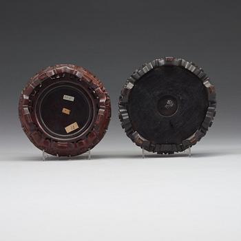 STÄLL, två stycken, varav en troligen Zitan. Qingdynastin resp tidigt 1900-tal.