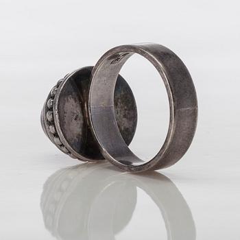 RING, sterling silver, cabochonslipad ametist, Kalevala Koru/Kaunis Koru, 1973.