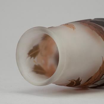 An Arsall (Vereinigte Lausitzer Glaswerke) cameo glass vase with flowers, Germany, early 20th century.