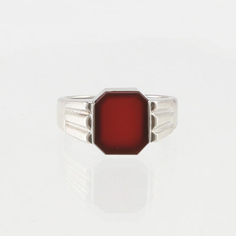 Wiwen Nilsson, ring silver med fasetterad karneol, Lund 1950.