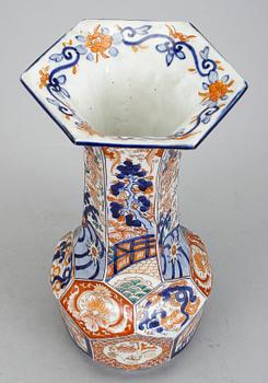 VAS, porslin, Japan omkring 1900.