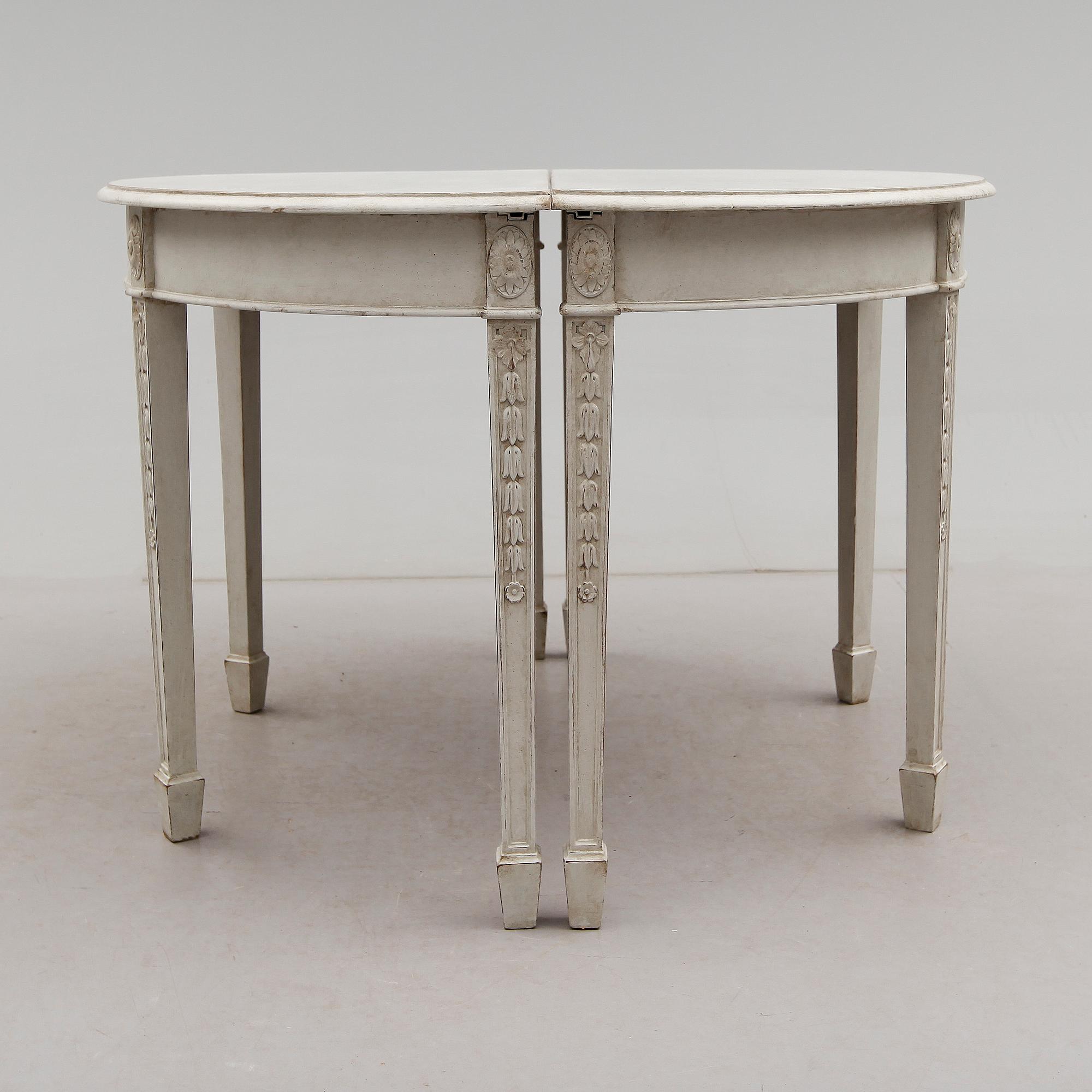 VÄGGBORD / SIDOBORD, ett par, gustaviansk stil, 1900-talets första hälft.