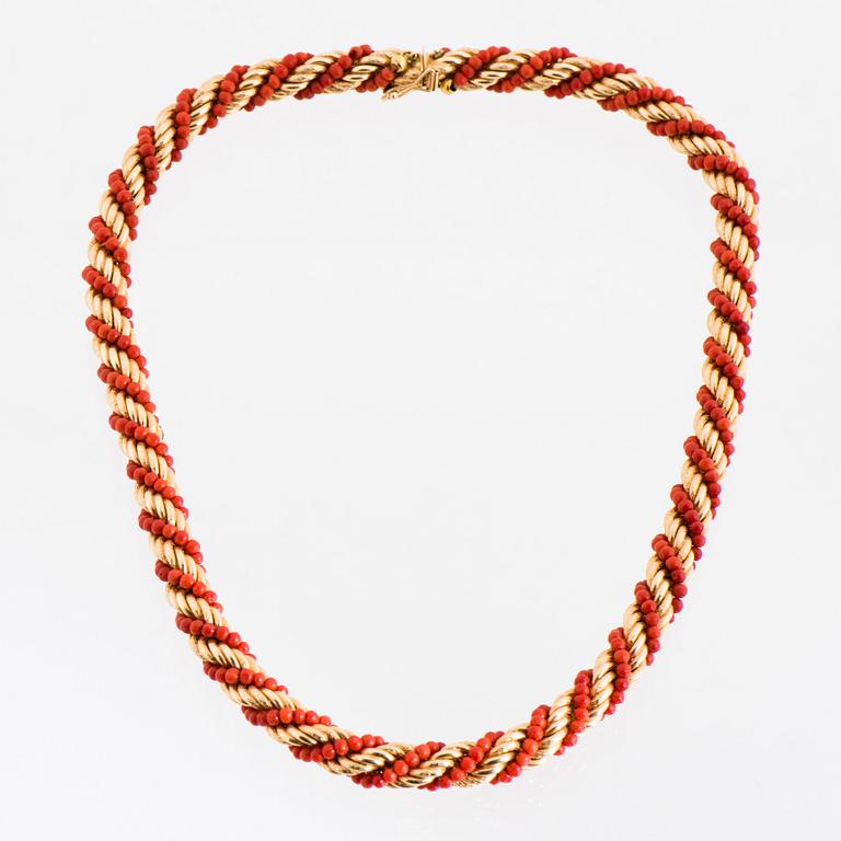 A NECKLACE, 18K gold, coral beads. Italy.