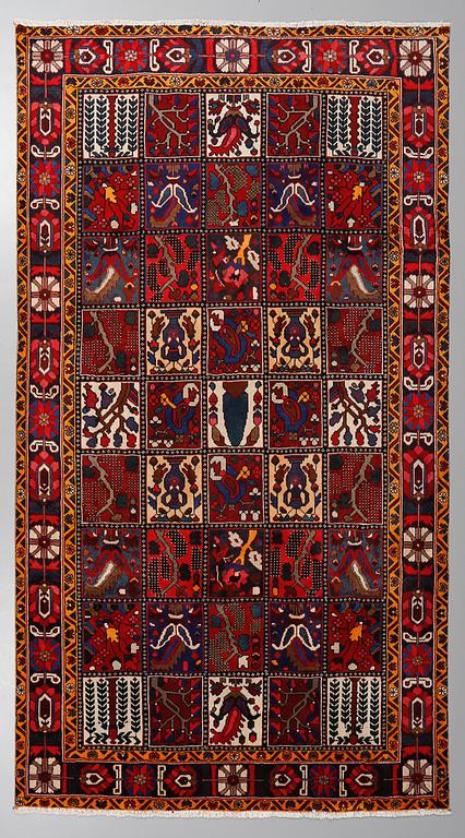 MATTA, Bachtiari, 1900-talets senare del, ca 300 x 200 cm.