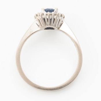 Ring 18K vitguld med blå safir och runda briljantslipade diamanter.