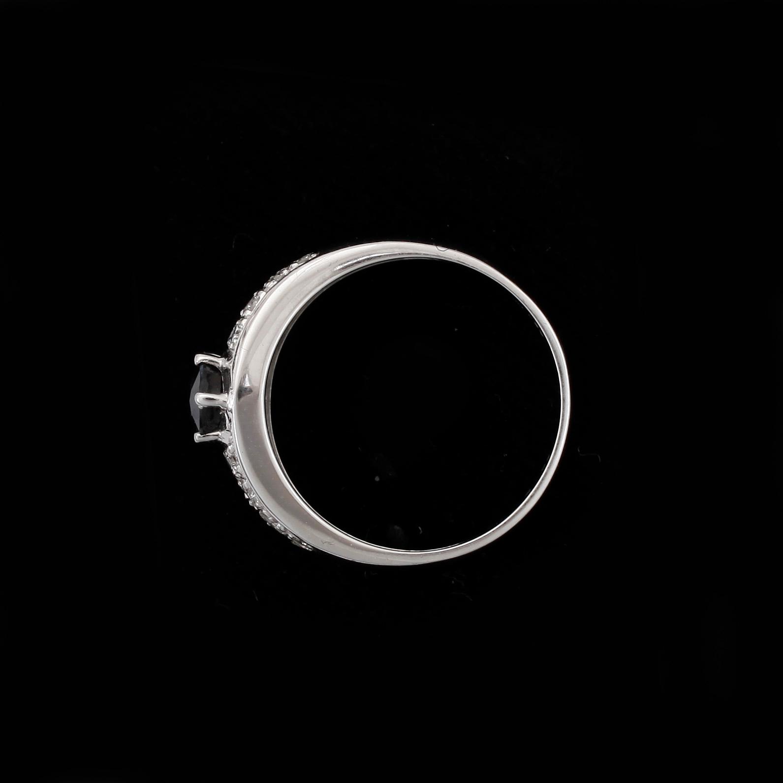 RING, 18k vitguld med safir och briljantslipade diamanter tot ca0,38ct. Vikt 3,8g.