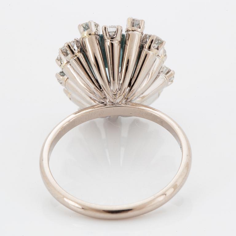 COCKTAILRING, med akvamarin och briljantslipade diamanter.