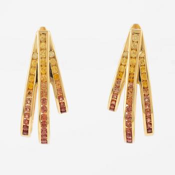A pair of earrings in 18K gold with sapphires in various colours.
