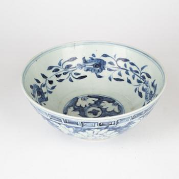 A blue and white South East Asian bowl, 16th/17th Century.