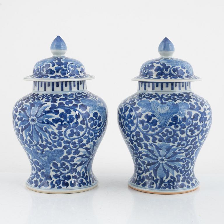 Lock urns, a pair, porcelain, China, 20th century.