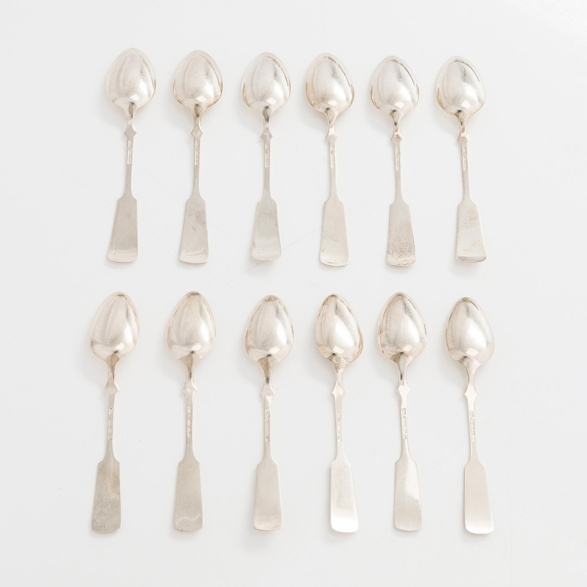 A set of 18 silver spoons and a cake server with sea shell motif, Kultakeskus, Hämeenlinna 1948-54.