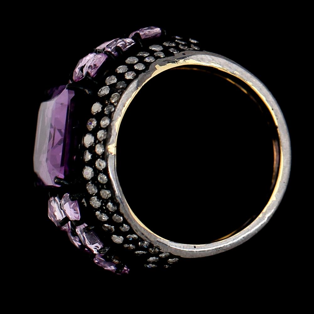 RING, guld/rhodinerat/svärtat silver, ametist ca 8.00 ct, rosa safirer tot ca 5.50 ct. diamanter tot ca 1.10 ct.