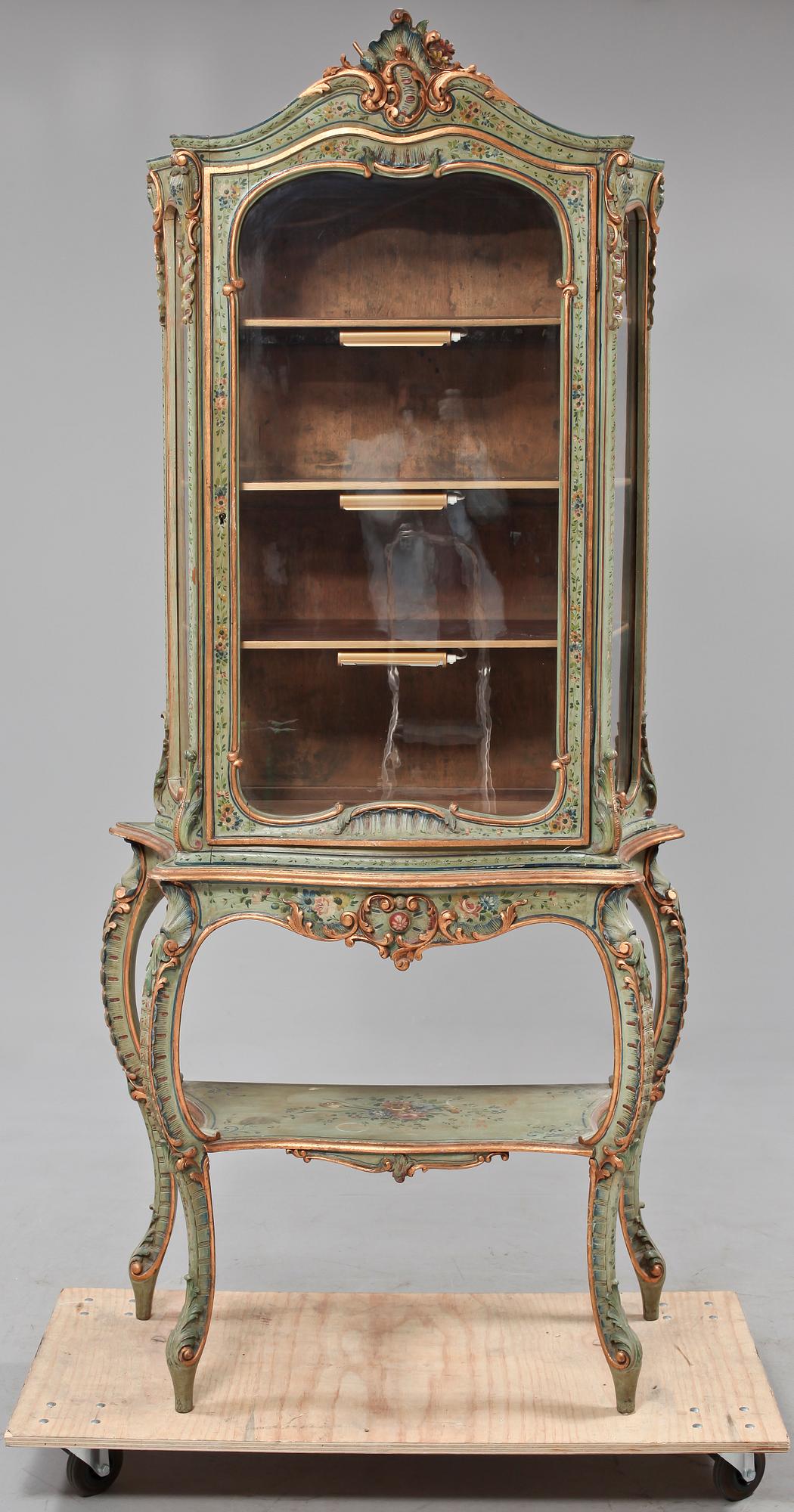 VITRINSKÅP, rokokostil, sydeuropa, 1900-tal.