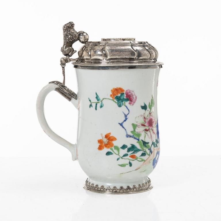 Nils Gram d ä, mugg med silverlock, kompaniporslin och silver, Köpenhamn 1756 samt Qingdynastin Qianlong (1736-95).