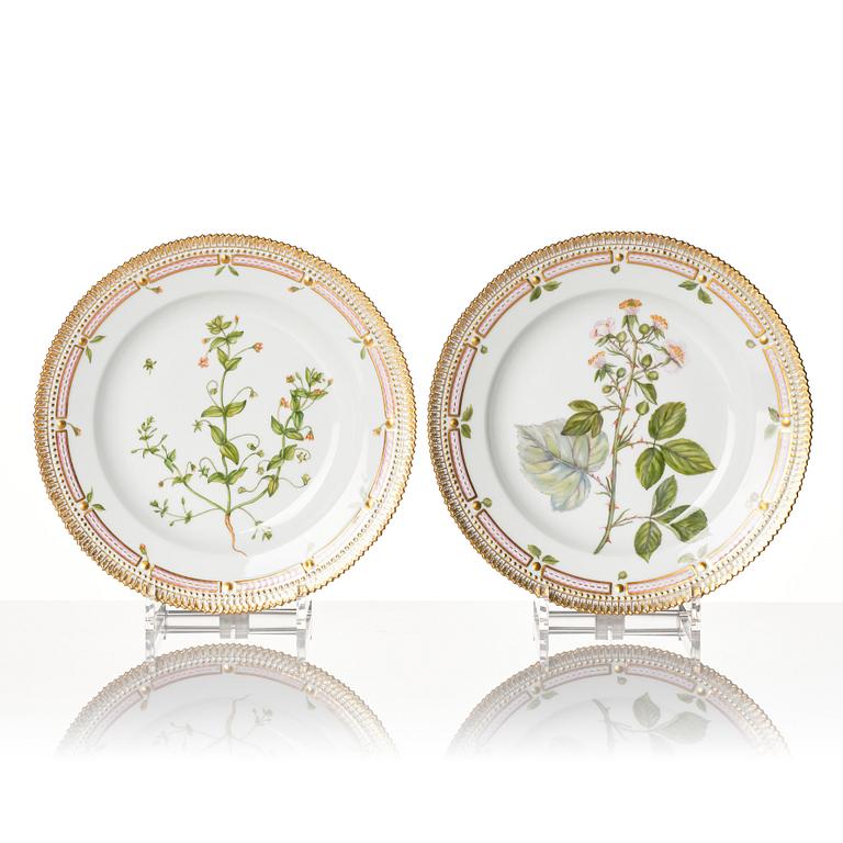 A set of 12 Royal Copenhagen 'Flora Danica' dinner plates, Denmark, 20th century.