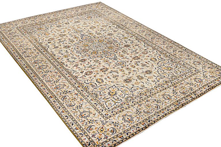 A Kashan carpet, c. 346 x 238 cm.