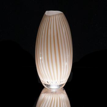 ILSE & YRSA LINDQVIST
Modernica filigran, 2009. 
Glas, höjd 20 cm.