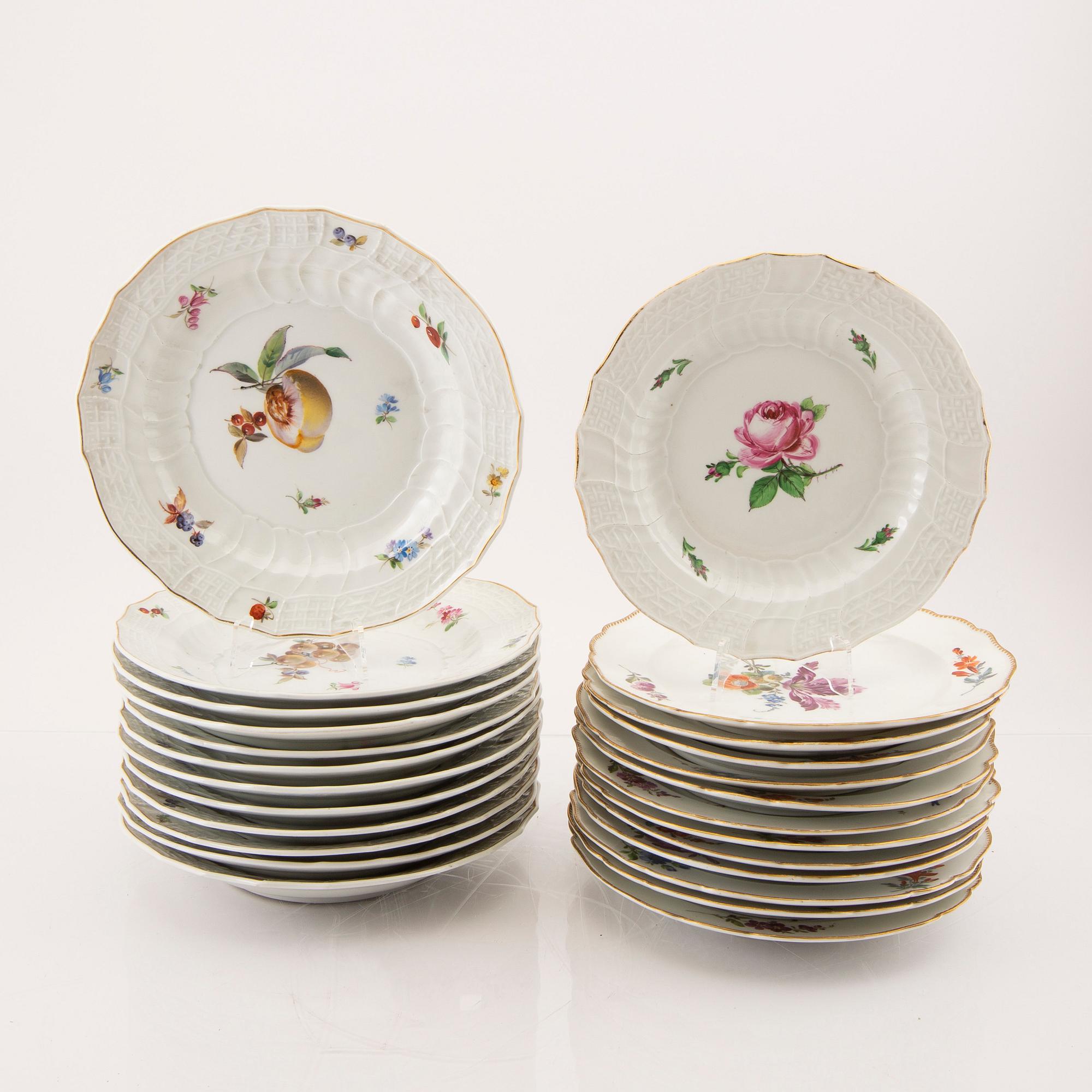 A 25 pcs dinner service Meissen first half of the 20th century.